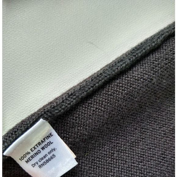 100% Extra Fine Merino Wool Transcript Gray V-Neck Medium Weight Sweater - Picture 3 of 9